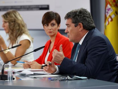 José Luis Escrivá, junto con Isabel Rodríguez (c) y Yolanda Díaz, durante la rueda de prensa de este martes, en la Moncloa.