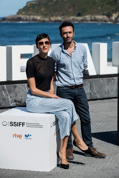 Rodrigo Sorogoyen e Isabel Peña en el photocall de ‘El Reino’ en el pasado festival de San Sebastian.