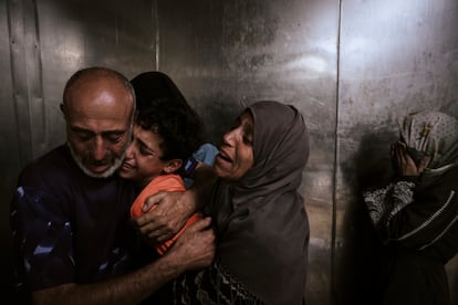 Un grupo de personas lamenta la muerte de un familiar mientras intentaba conseguir alimento que transportaba un camión de ayuda humanitaria que volcó en el norte la Franja, este miércoles 6 de agosto.