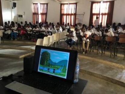 Estudiantes de Cubal participan en una actividad para conocer las causas de la malaria.