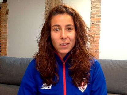 Ainhoa Tirapu, capitana del Athletic, este miércoles en rueda de prensa virtual desde su casa.