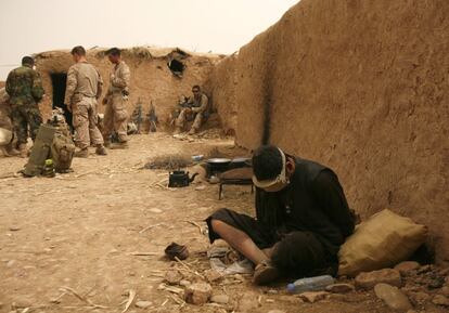 Un sospechoso se encuentra detenido por un grupo de marines estadounidenses en el distrito de Marjah (Afganistán), el 29 de marzo de 2010.
