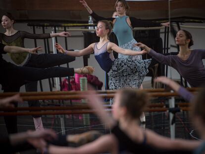 Una bailarina de ballet de la Ópera de Odesa que huyó del conflicto en Ucrania, ensaya con el cuerpo de ballet de la Ópera Nacional Rumana en Bucarest, Rumania, el sábado 5 de marzo de 2022.