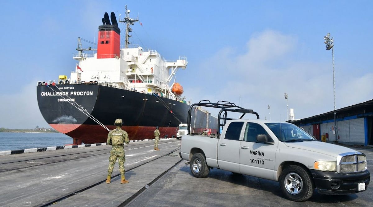 Sheinbaum planta cara al huachicol con más de 39 millones de litros de  combustible incautados en ocho meses | EL PAÍS México