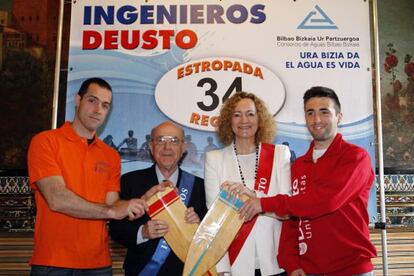 José Miguel Eizaguirre y Begoña Marañón, junto a representantes de Ingenieros y Deusto.