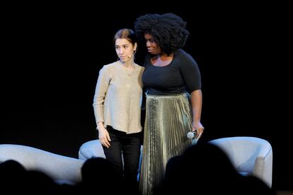 Nadia Murad (i), autora del libro 'Yo seré la última', junto a la actriz Uzo Adubam, en el escenario de la Cumbre de las Mujeres del año 2017 de Glamour, en Nueva York (EE UU), el 13 de noviembre de 2017.