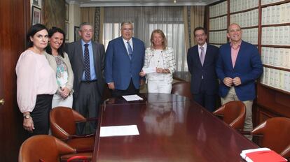 La alcaldesa de Marbella, en el centro, con el cheque en la mano.