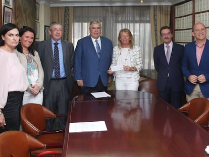 La alcaldesa de Marbella, en el centro, con el cheque en la mano. 