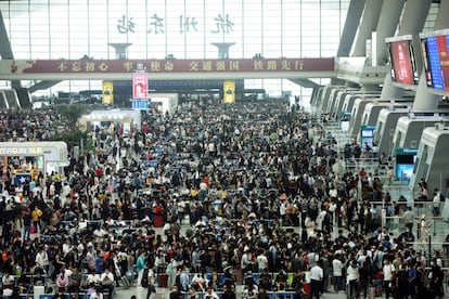 Una multitud en una estación de ferrocarril en Hangzhou, en la provincia de Zhejiang, al este de China. Está previsto que los ferrocarriles de China realicen 108 millones de viajes en los 11 días siguientes, un pico de viajes en torno a las fiestas del Día Nacional.