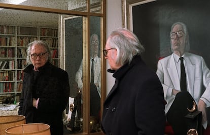 El escritor Francisco Umbral se mira en el espejo de su casa de Majadahonda (Madrid) el día en que se anunció la concesión del Premio Cervantes, el 14 de diciembre de 2000.