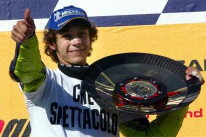 Rossi posa con su trofeo.