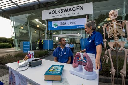 Protesta de Greenpeace ante las oficinas de Volkswagen en Inglaterra por el fraude a los consumidores