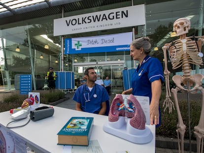 Protesta de Greenpeace ante las oficinas de Volkswagen en Inglaterra por el fraude a los consumidores de la empresa automovilística.