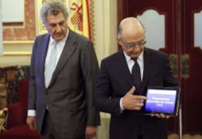 El ministro de Hacienda, Crist&oacute;bal Montoro, junto al presidente del Congreso, Jes&uacute;s Posada, durante la entrega de los Presupuestos Generales del Estado. 