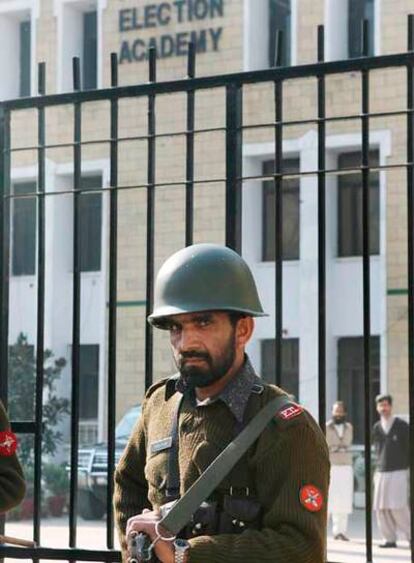 Un soldado custodia la entrada de la Comisión Electoral de Pakistán.