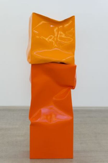 'Standing up Box Large with Small Box (Orange)', 2015. Obra de Ángela de la Cruz en la exposición 'Mudanza'.