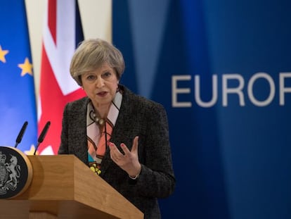 Theresa May sube los impuestos a los autónomos