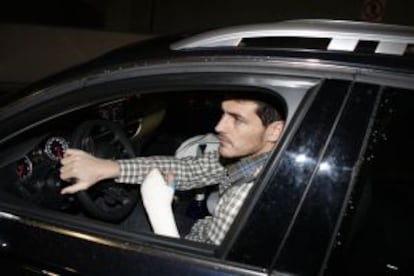 Casillas, conduciendo con una mano escayolada en enero pasado.