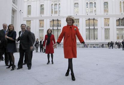 La presidenta de la Comunidad de Madrid, Esperanza Aguirre, en el patio del Ayuntamiento.