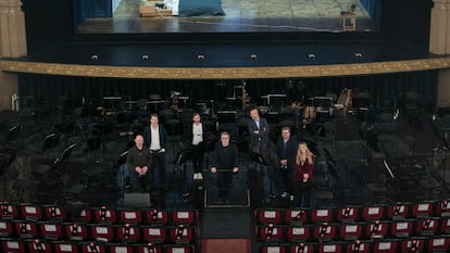 El director de la Orquesta del Liceo, Joan Pons -en el centro-con parte del reparto de la ópera 'Lessons in Love and Violence'.