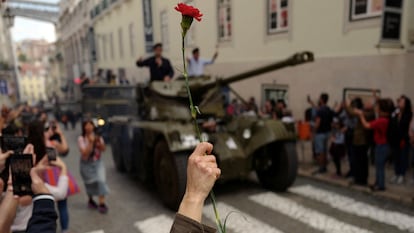 Una persona sostiene un clavel rojo, este jueves en Lisboa.