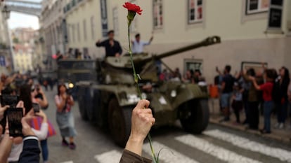 Un clavel al paso de un vehículo militar, este jueves en Lisboa.