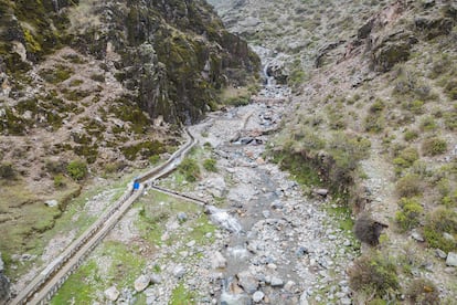 Las amunas son canales de riego prehispánicos que recogen las lluvias y las filtraciones de los glaciares en lo alto de las montañas para alimentar los ríos.