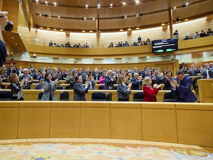 La bancada del Senado aplauden al presidente del Gobierno, Pedro Sánchez, la víspera de la aprobación de la reforma que elimina la sedición.