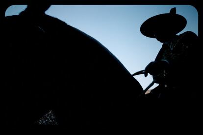 Silueta de un picador y su caballo, en el momento de retirarse.