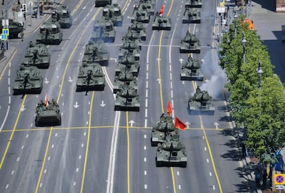 Según datos del Ministerio de Defensa ruso, el desfile en la Plaza Roja de Moscú ha contado con la participación de unas 14.000 militares. En la imagen, tanques soviéticos T-34-85 de la Segunda Guerra Mundial, obuses autopropulsados MSTA-SM y obuses autopropulsados Koalitsiya-SV durante el desfile militar, en Moscú.