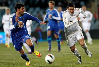 Torres y Ronaldo corren detras de la pelota