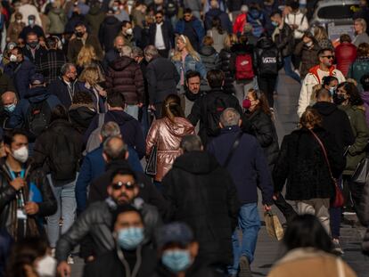 Ciudadanos caminando por calles de Madrid