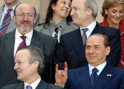 El primer ministro de Italia Silvio Berlusconi hace el gesto de los cuernos, tras el ministro de asuntos exteriores español Josep Piqué, durante la foto de familia de la cumbre informal de ministros de Asuntos Exteriores de la UE, celebrada en Cáceres, en febrero de 2002. Berlusconi también se hizo con la cartera de Exteriores durante un año.