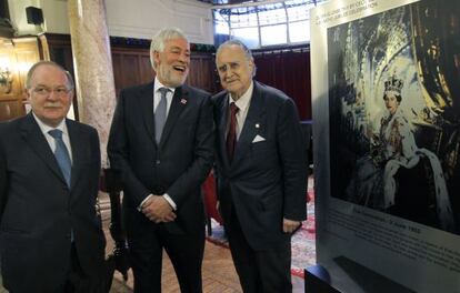 Derek Doyle, el embajador británico en España, Giles Paxman, e Iñaki Azkuna ayer en la Sociedad Bilbaína.  