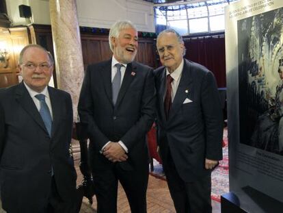 Derek Doyle, el embajador británico en España, Giles Paxman, e Iñaki Azkuna ayer en la Sociedad Bilbaína.  