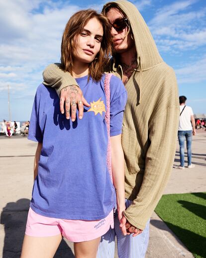 Los influencers Nina Marker y Space Idol con modelos de la colección Primavera Sound diseñada por Pull&Bear.