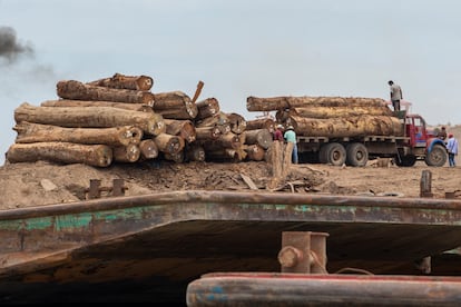 Personas transportan tablones de madera en el puerto de Pucallpa en el río Ucayali, en Pucallpa, Perú, en 2019.