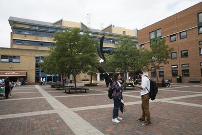 Estudiantes caminan por la Universidad Queen Mary, en Londres.