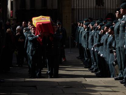 Varios guardias civiles llevan el féretro a la Catedral de Pamplona durante el funeral de uno de los guardias civiles fallecidos en Barbate, el 11 de febrero.