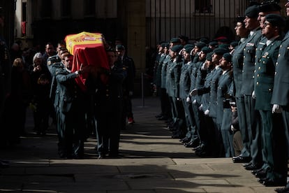 Varios guardias civiles llevan el féretro a la Catedral de Pamplona durante el funeral de uno de los guardias civiles fallecidos en Barbate, el 11 de febrero.