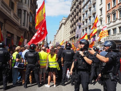 La manifestació contra la immersió lingüística a la Via Laietana.