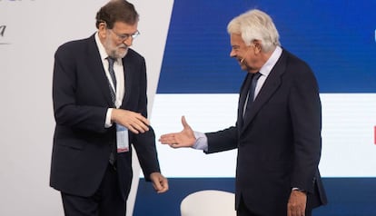 Mariano Rajoy y Felipe González se saludan en la edición del foro en 2019.