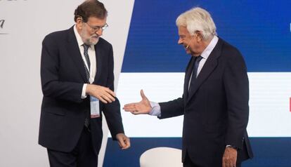 Mariano Rajoy i Felipe González se saluden, el passat dia 4.