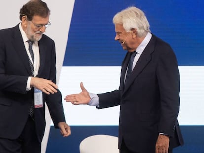 Mariano Rajoy y Felipe González se saludan en la edición del foro en 2019.