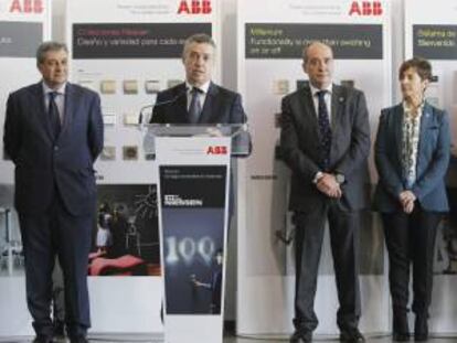 El lehendakari, Iñigo Urkullu (2i), junto al consejero delegado de ABB en España y Portugal, Carlos Marcos (i); el diputado general, Martín Garitano (2d) y la consejera de Industria del Gobierno Vasco, Cristina Tapia, durante el acto de celebración del centenario de la fábrica Niessen de ABB en Oiartzun.