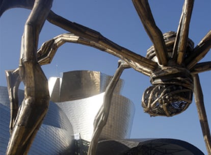 La escultura "Mamá", una araña gigante obra de Lousie Bourgeois, en el exterior del Museo Guggenheim de Bilbao