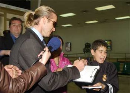 Beckham firma un autógrafo a su llegada a La Manga.