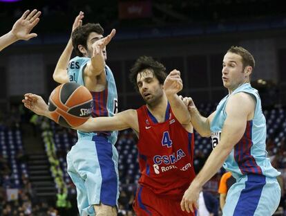 Teodosic lucha con Abrines y Marcelinho Huertas 