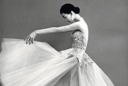 Dovima posa con un vestido de noche con tul para el fotógrafo Richard Avedon (1950).