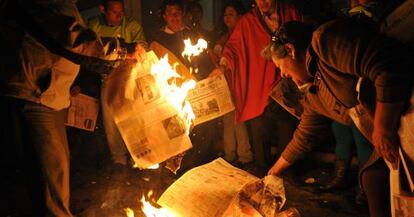 Sostenedores del presidente Correa queman copias de &#039;El Universo&#039;. 